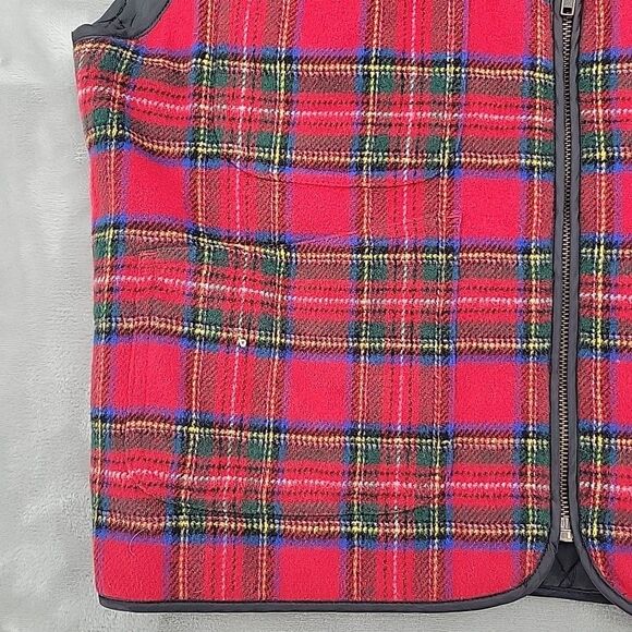 Gap Womens Plaid Vest Size Medium Quilted Lining Red Tartan Thread Pull - Picture 2 of 9